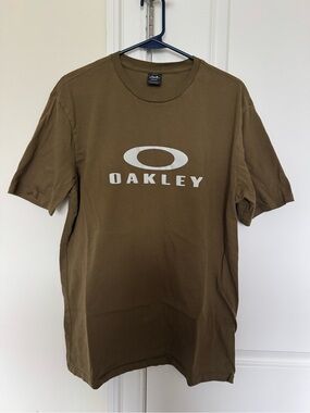 Oakley - Olive Logo Graphic T-Shirt – Regular Fit – Men’s XL
